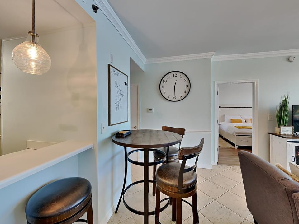Bed, Seating area, Dining area, Bedroom, furniture