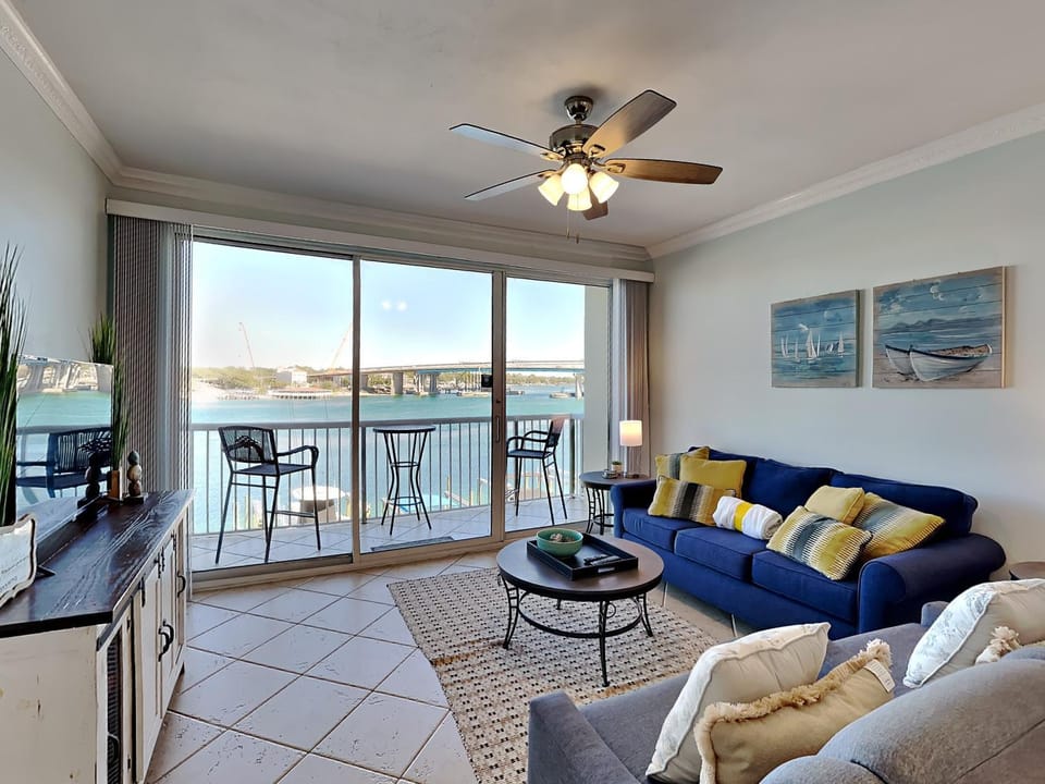 View (from property/room), Balcony/Terrace, Living room, Seating area, Lake view, Sea view, furniture