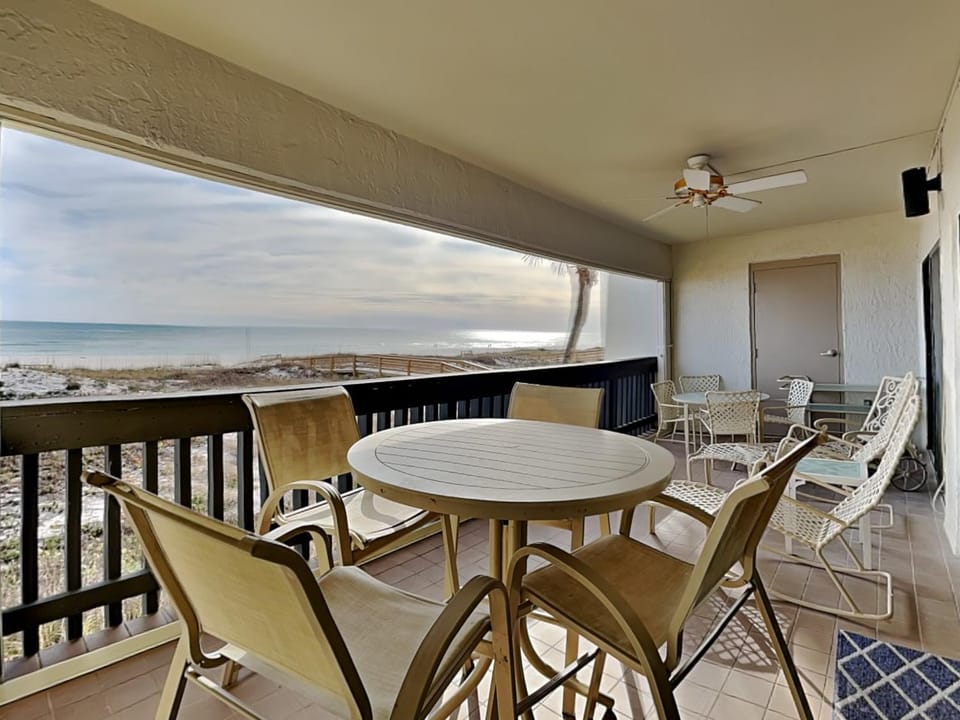 Balcony/Terrace, Seating area, Dining area, Beach, Sea view
