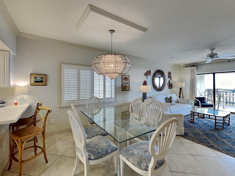 Balcony/Terrace, Living room, Seating area, Dining area, furniture