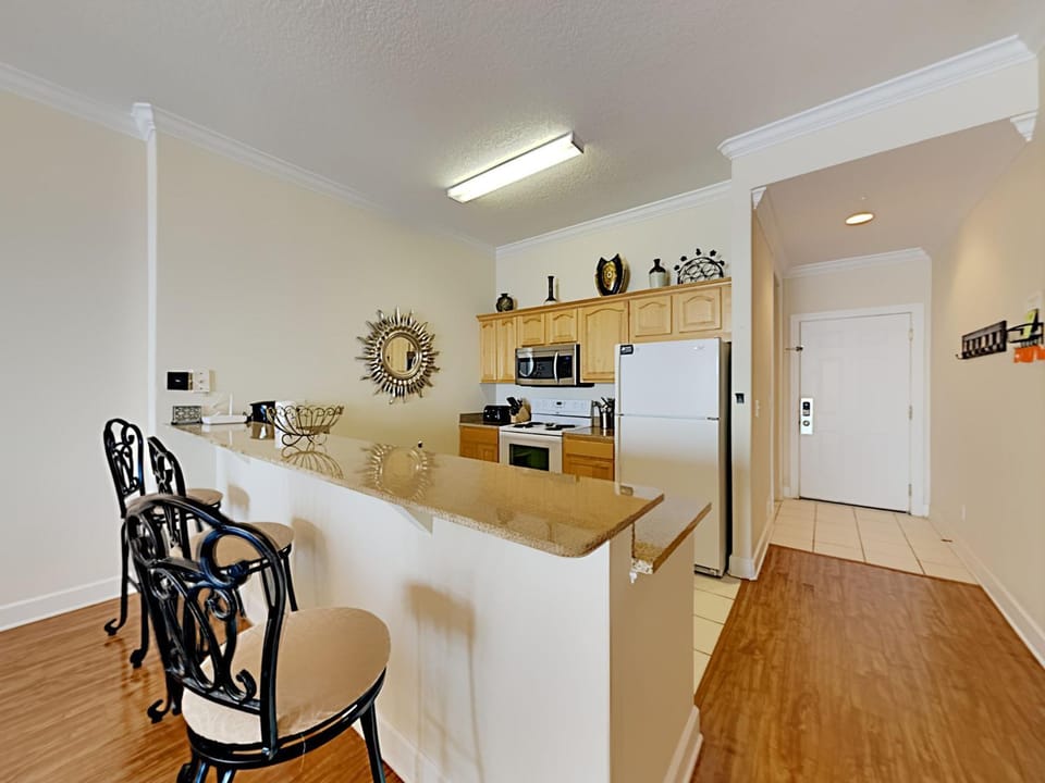 Kitchen or kitchenette, Seating area, microwave, oven, stove