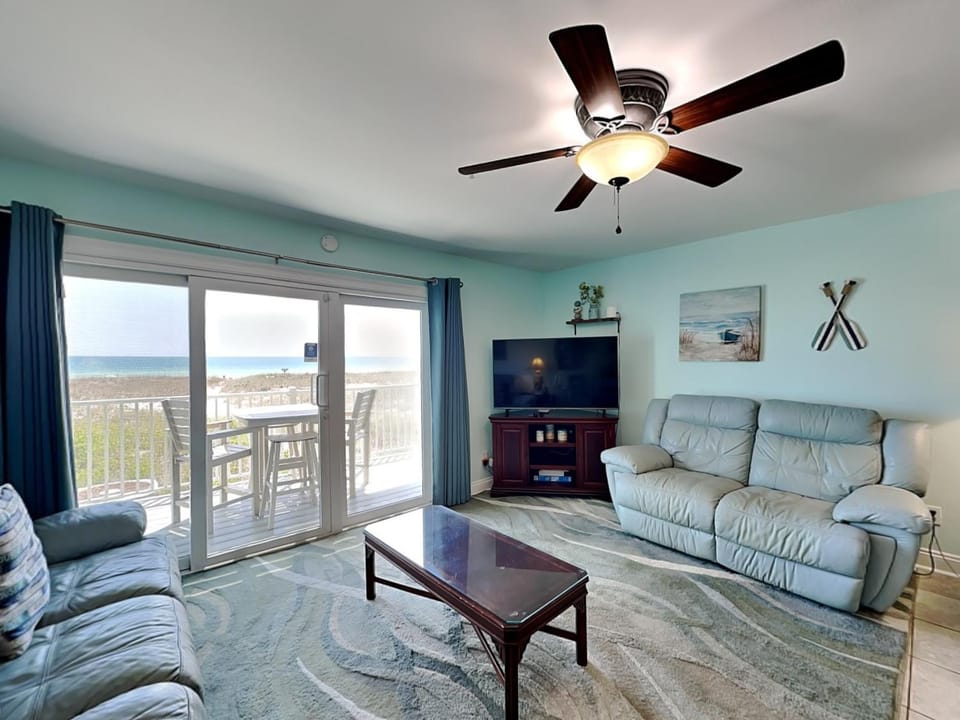 TV and multimedia, Balcony/Terrace, Living room, Seating area, Beach, Sea view, furniture