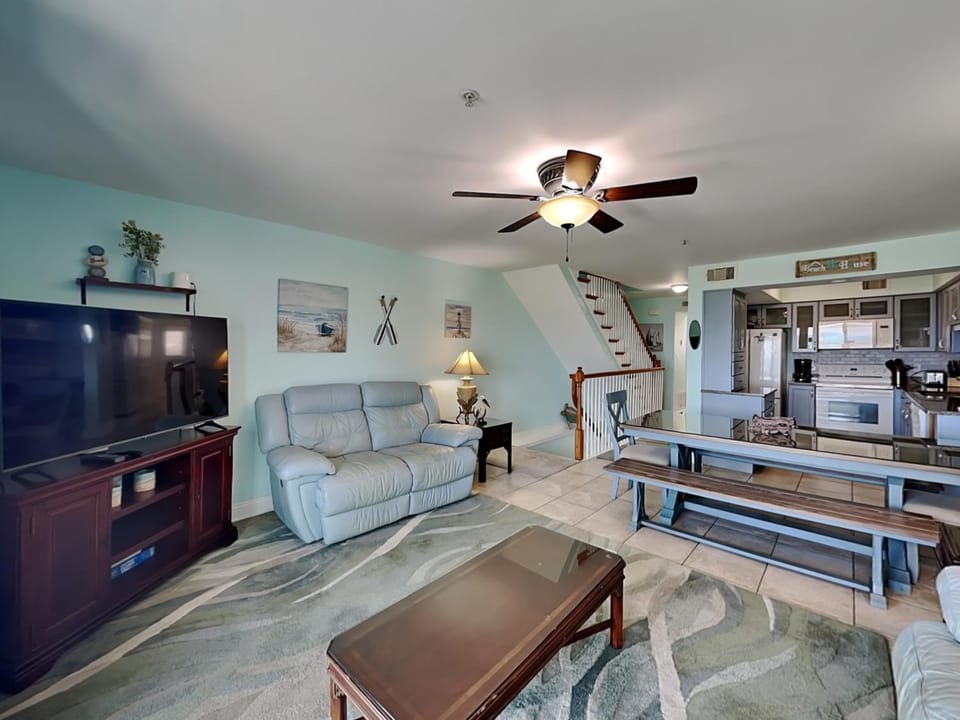 TV and multimedia, Living room, Seating area, Dining area, furniture, kitchen