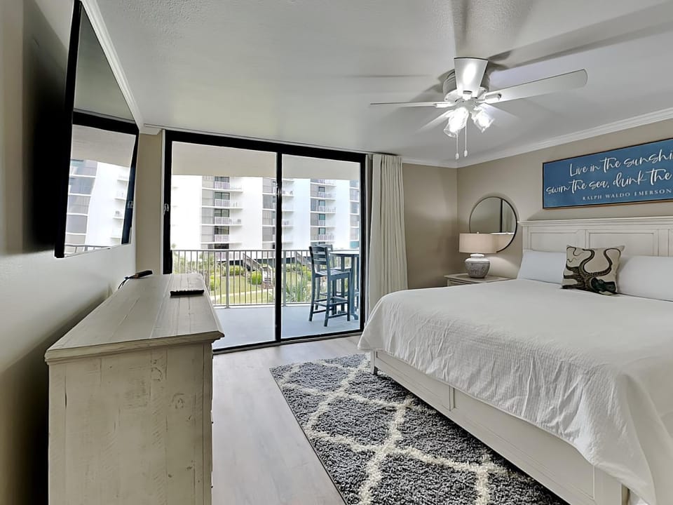 Bed, TV and multimedia, Balcony/Terrace, Seating area, Bedroom, furniture