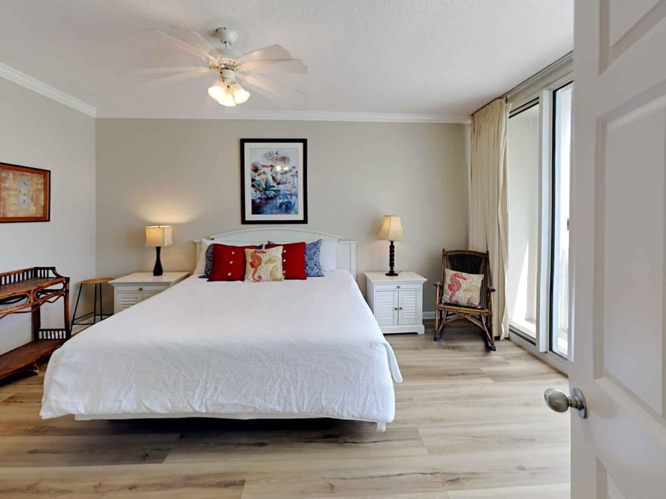 Bed, Seating area, Bedroom
