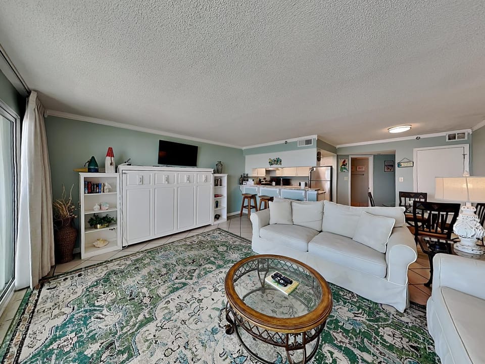 TV and multimedia, Kitchen or kitchenette, Living room, Seating area, Dining area, furniture