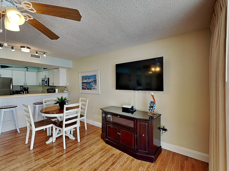 TV and multimedia, Kitchen or kitchenette, Living room, Seating area, Dining area, furniture