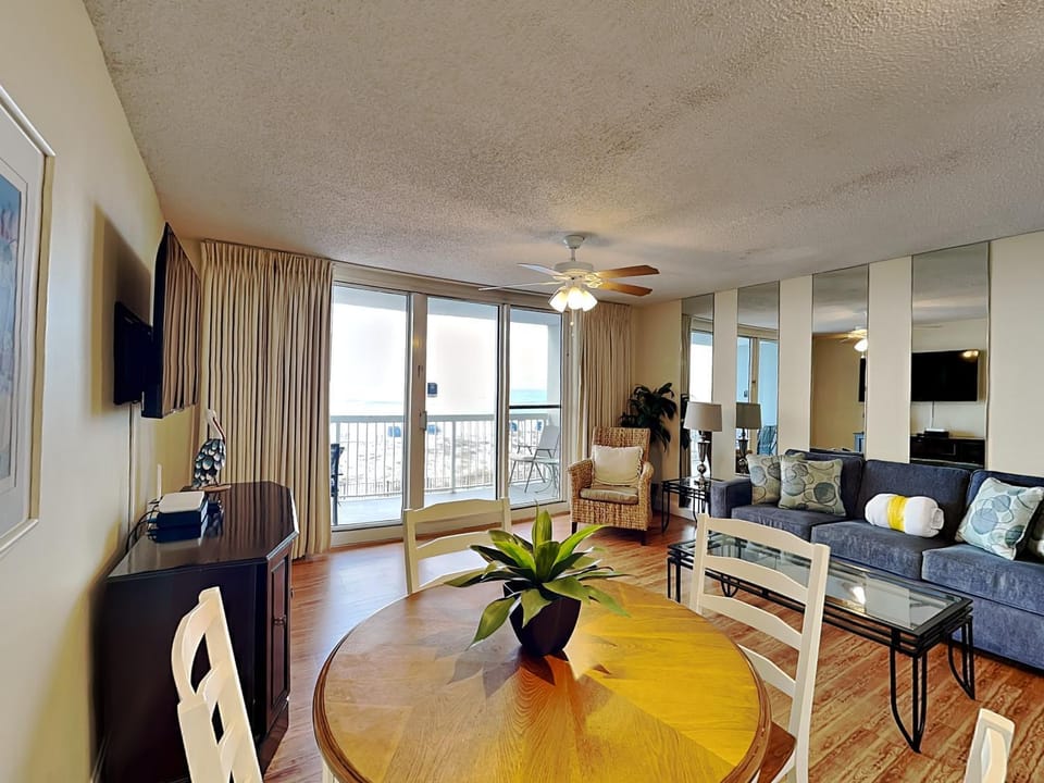 TV and multimedia, Balcony/Terrace, Living room, Seating area, Dining area, Sea view, furniture