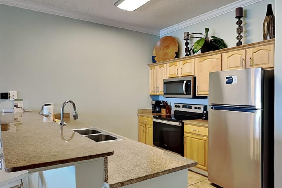 Kitchen or kitchenette, microwave, oven, stove