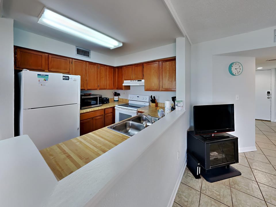 TV and multimedia, Kitchen or kitchenette, microwave, oven, stove, kitchen, air conditioner