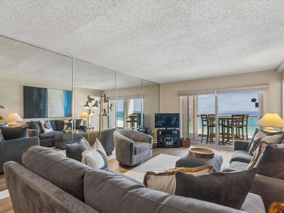 TV and multimedia, View (from property/room), Balcony/Terrace, Living room, Seating area, Dining area, Sea view, furniture