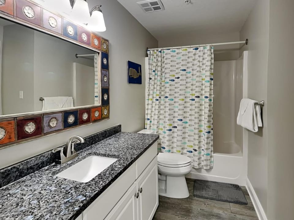 Shower, Toilet, Bathroom, Bath, towels