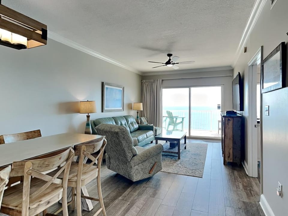 TV and multimedia, Balcony/Terrace, Living room, Seating area, Dining area, Sea view, furniture