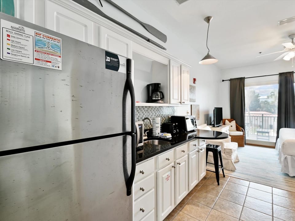 TV and multimedia, Balcony/Terrace, Kitchen or kitchenette, Living room, Seating area, furniture, microwave, stove
