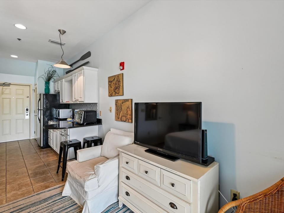 TV and multimedia, Kitchen or kitchenette, Living room, Seating area, furniture, microwave