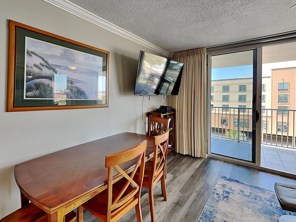 TV and multimedia, Balcony/Terrace, Seating area, Dining area, furniture