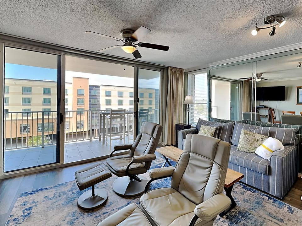 TV and multimedia, Balcony/Terrace, Living room, Seating area, City view, furniture