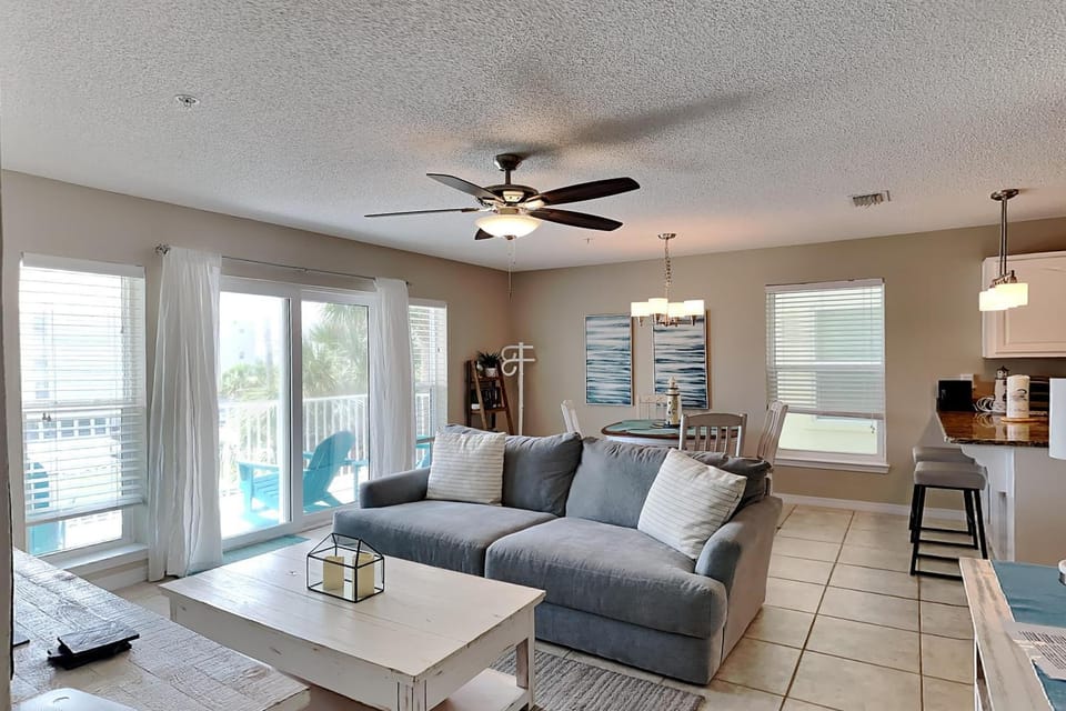 Balcony/Terrace, Living room, Seating area, Dining area, furniture