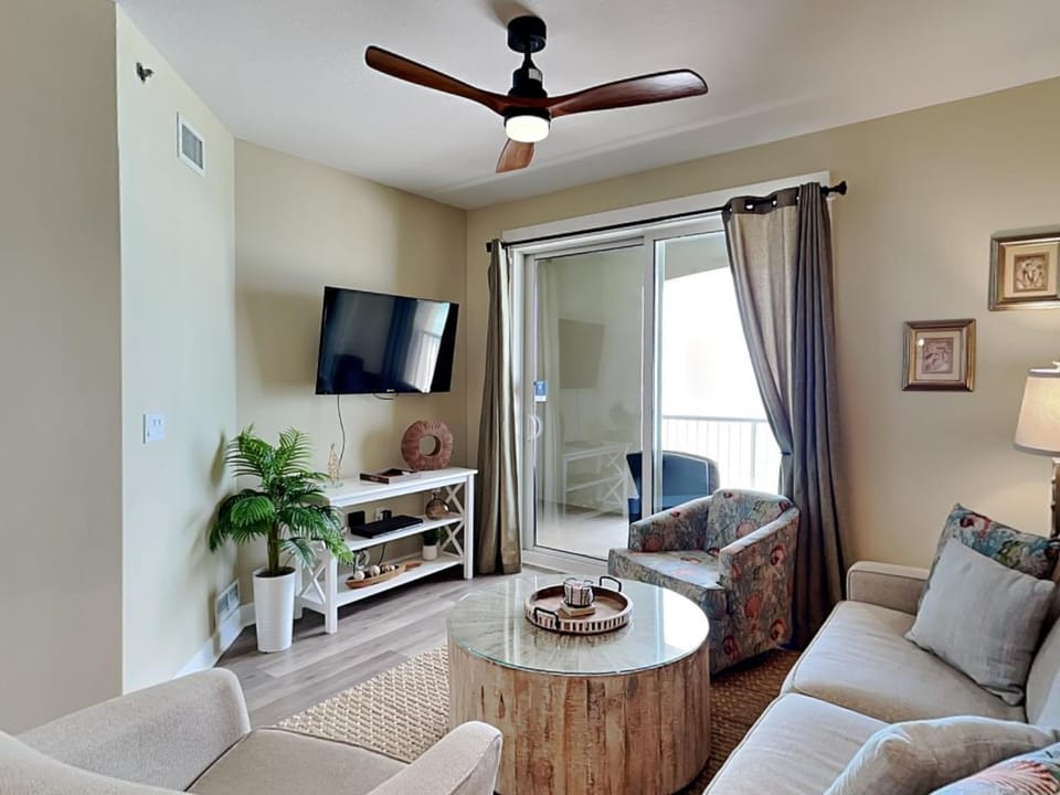 TV and multimedia, Balcony/Terrace, Living room, Seating area, furniture