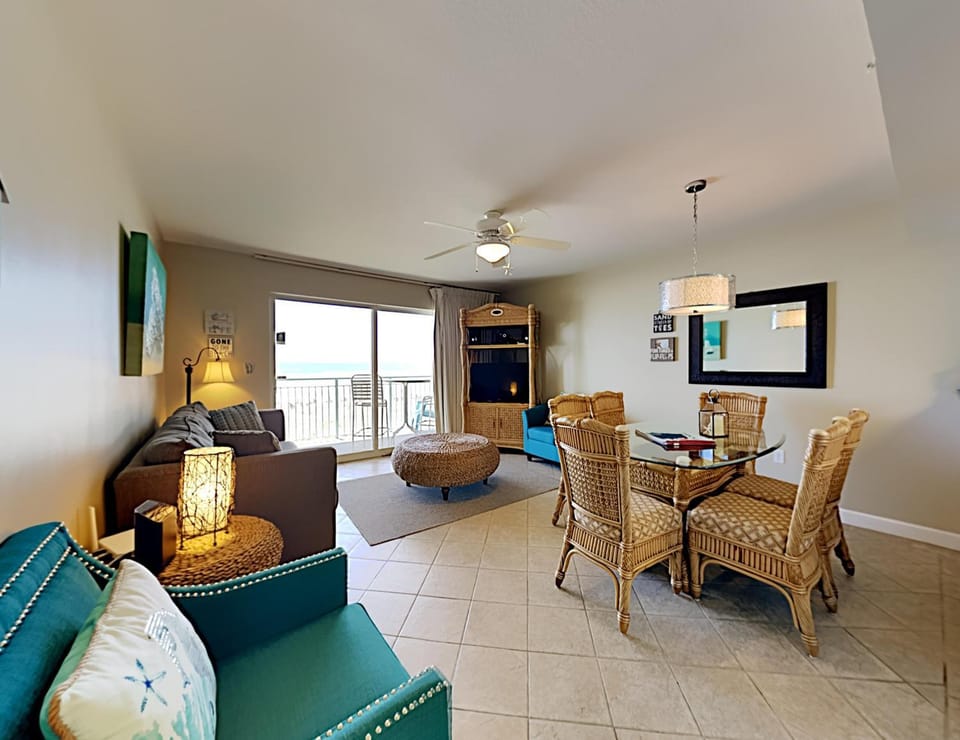 TV and multimedia, View (from property/room), Balcony/Terrace, Living room, Seating area, Dining area, furniture