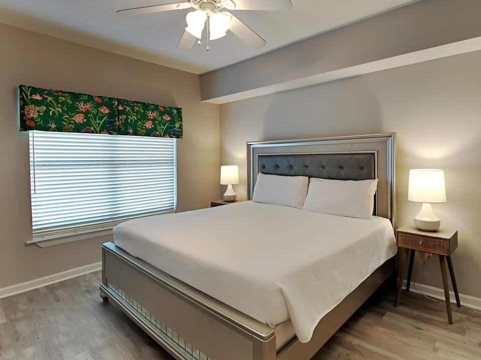 Bed, Seating area, Bedroom, furniture