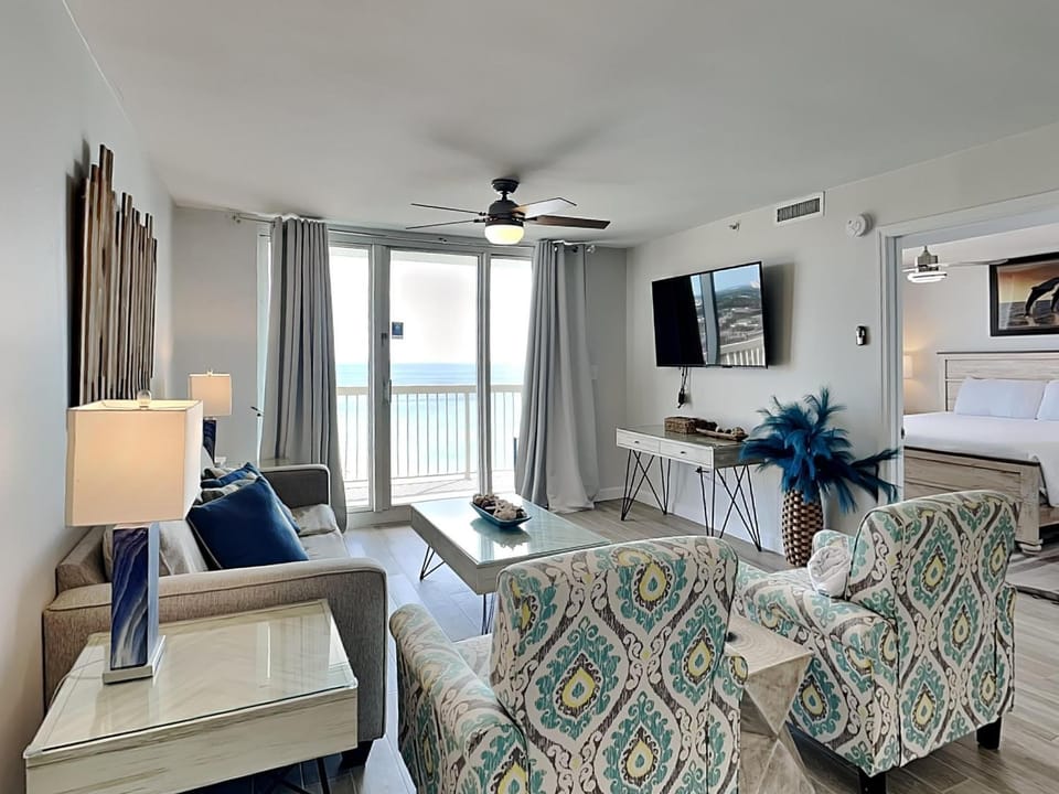 Bed, TV and multimedia, Balcony/Terrace, Living room, Seating area, Bedroom, Sea view, furniture, air conditioner
