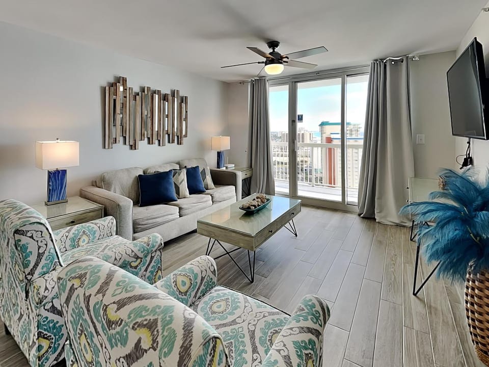 TV and multimedia, View (from property/room), Balcony/Terrace, Living room, Seating area, City view, furniture