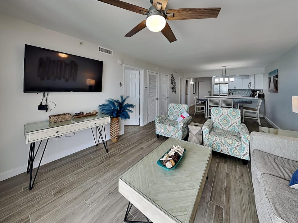 TV and multimedia, Kitchen or kitchenette, Living room, Seating area, furniture, air conditioner