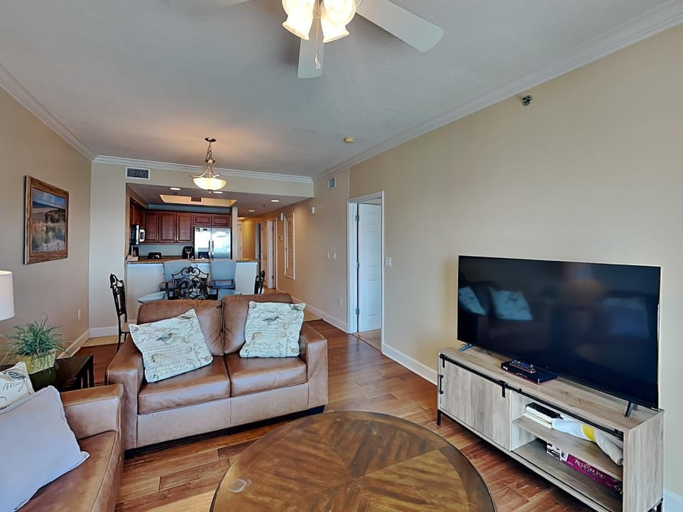 TV and multimedia, Kitchen or kitchenette, Living room, Seating area, Dining area, furniture, air conditioner