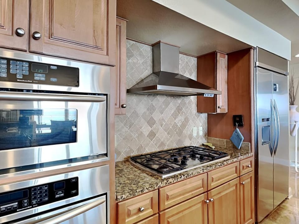 Kitchen or kitchenette, microwave, oven, stove