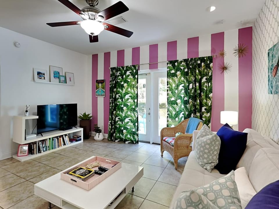 TV and multimedia, Living room, Seating area, furniture