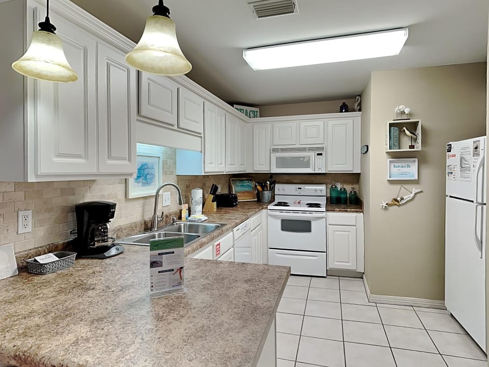 TV and multimedia, Kitchen or kitchenette, furniture, microwave, oven, stove