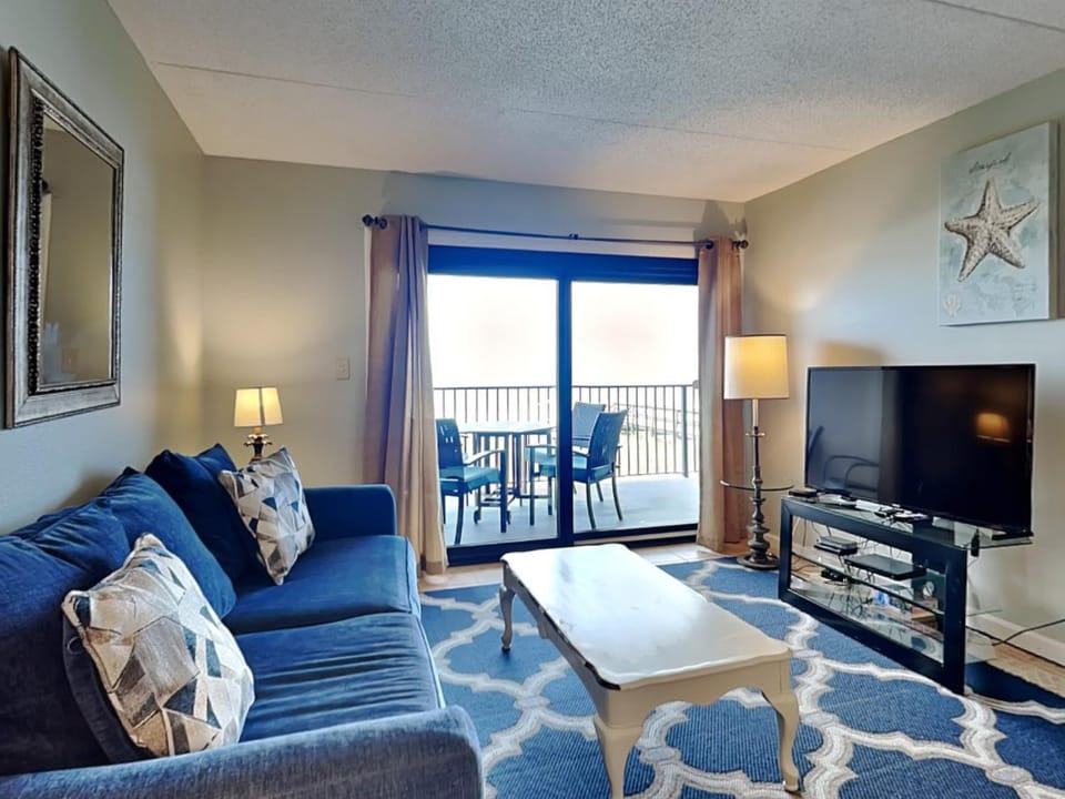 TV and multimedia, Balcony/Terrace, Living room, Seating area, furniture