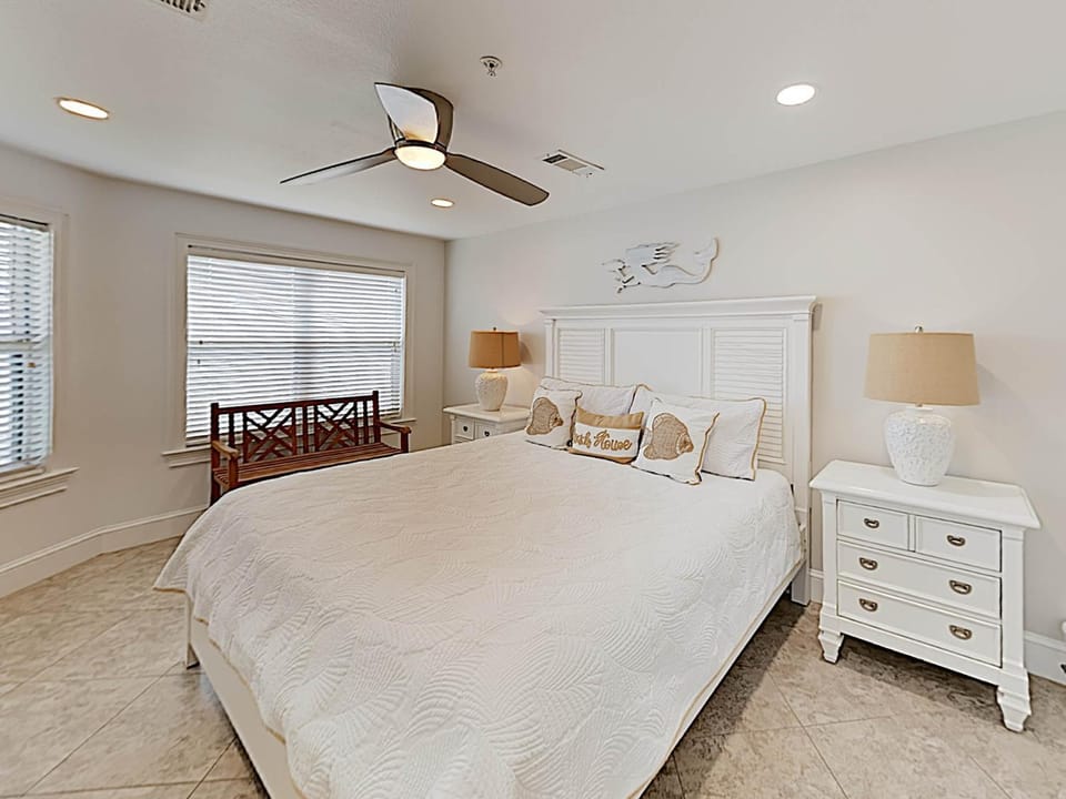 Bed, Seating area, Bedroom, furniture