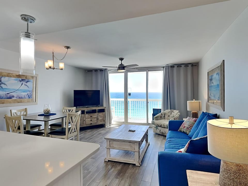 TV and multimedia, Balcony/Terrace, Living room, Seating area, Dining area, Sea view, furniture