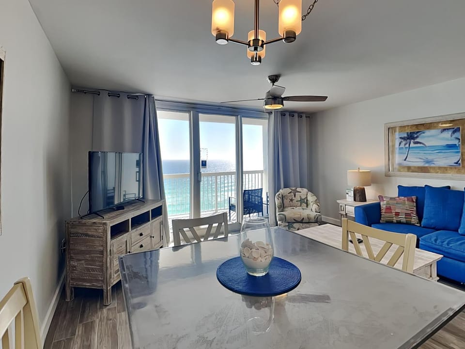 TV and multimedia, Balcony/Terrace, Living room, Seating area, Dining area, Sea view, furniture