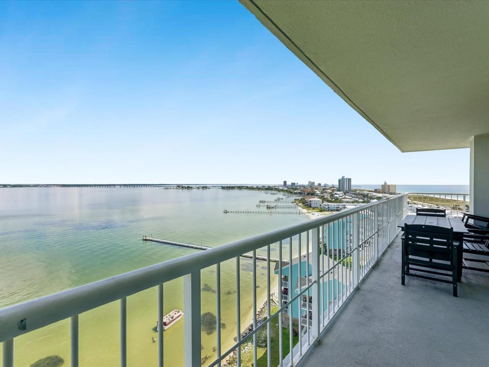 View (from property/room), Balcony/Terrace, Seating area, City view, Sea view