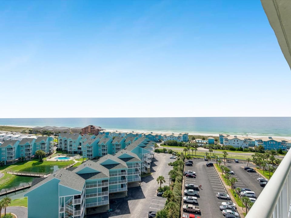 Property building, Neighbourhood, Natural landscape, Balcony/Terrace, Beach, Sea view, Area and facilities, Parking