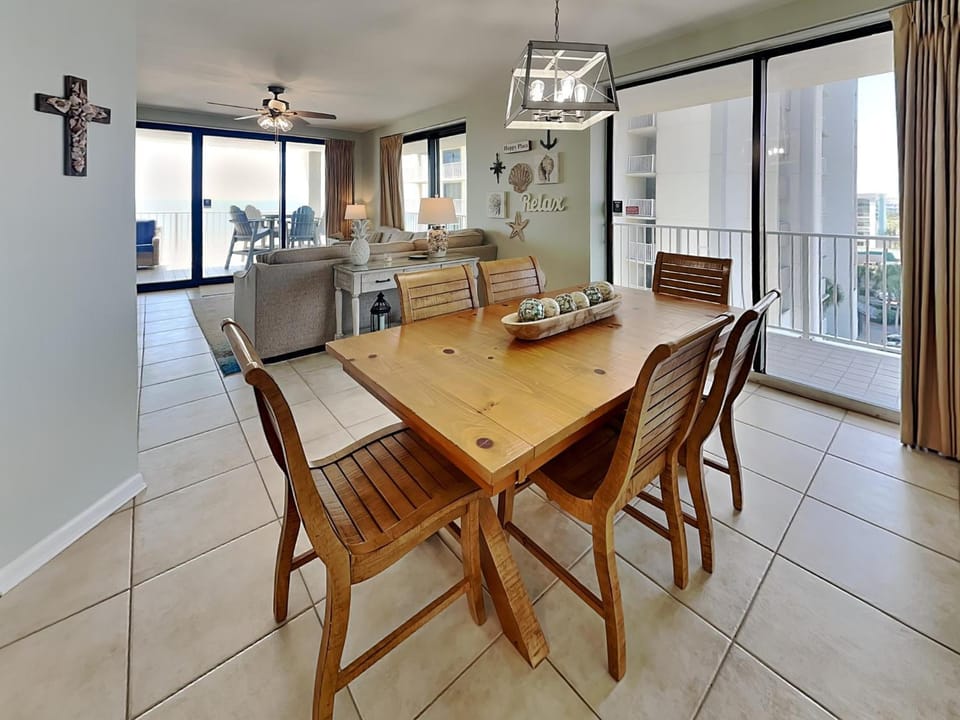 Balcony/Terrace, Living room, Seating area, Dining area, furniture