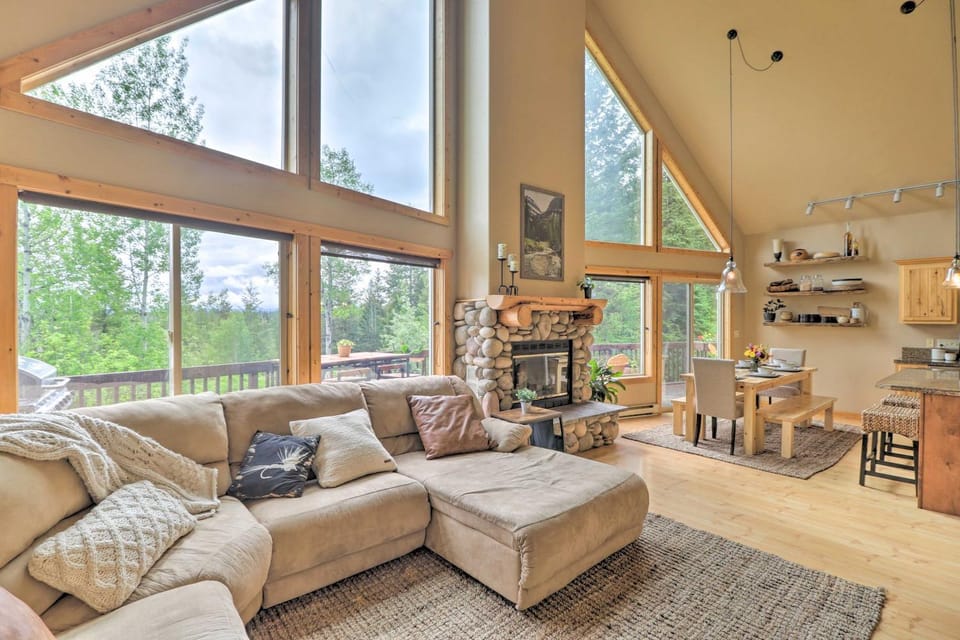 Quiet + Elegant Whitefish Home w/ Hot Tub House in Idaho