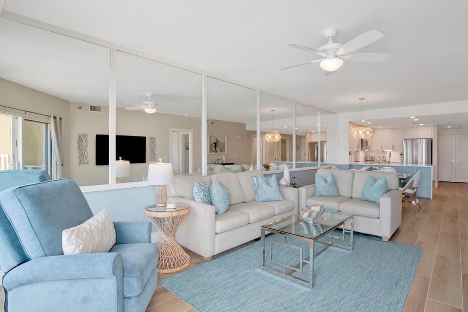TV and multimedia, Kitchen or kitchenette, Living room, Seating area, Dining area, furniture, air conditioner