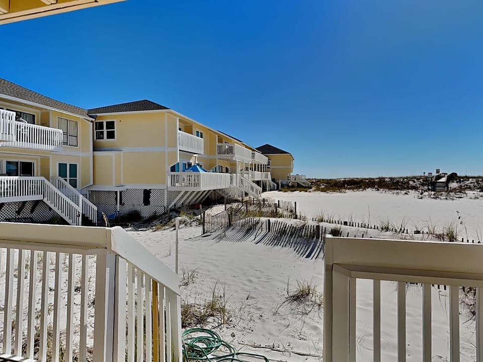 Property building, Balcony/Terrace, Beach