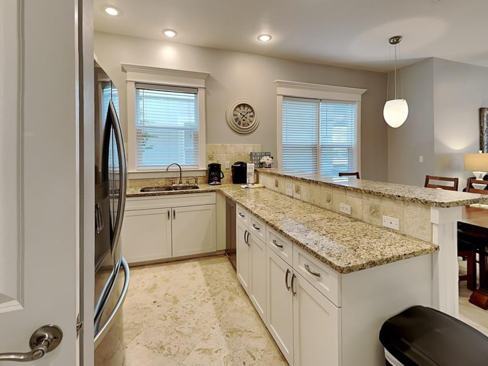 Coffee/tea facilities, Kitchen or kitchenette, Seating area, Dining area, kitchen
