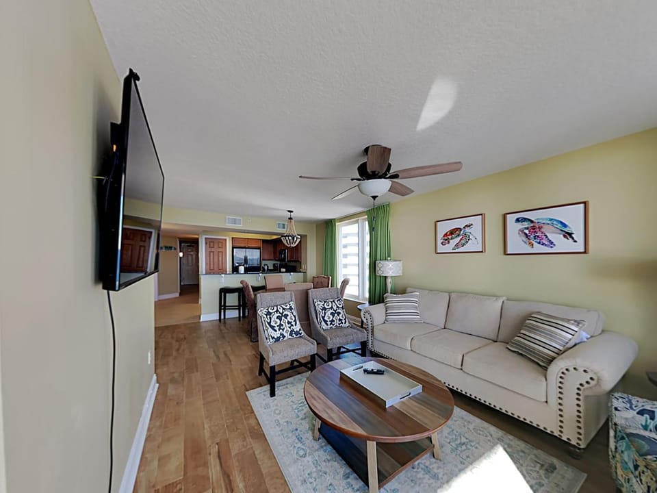 TV and multimedia, Kitchen or kitchenette, Living room, Seating area