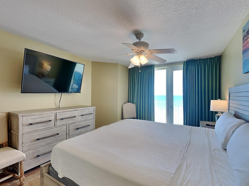 Bed, TV and multimedia, Balcony/Terrace, Seating area, Bedroom, furniture