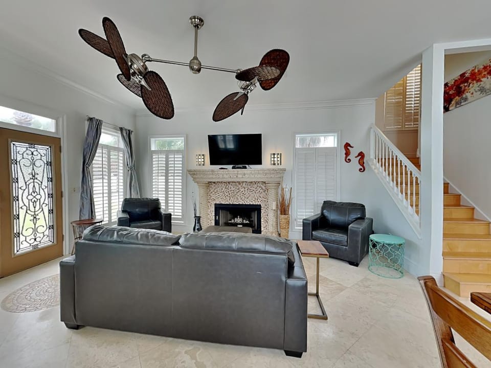 TV and multimedia, Living room, Seating area, fireplace, furniture