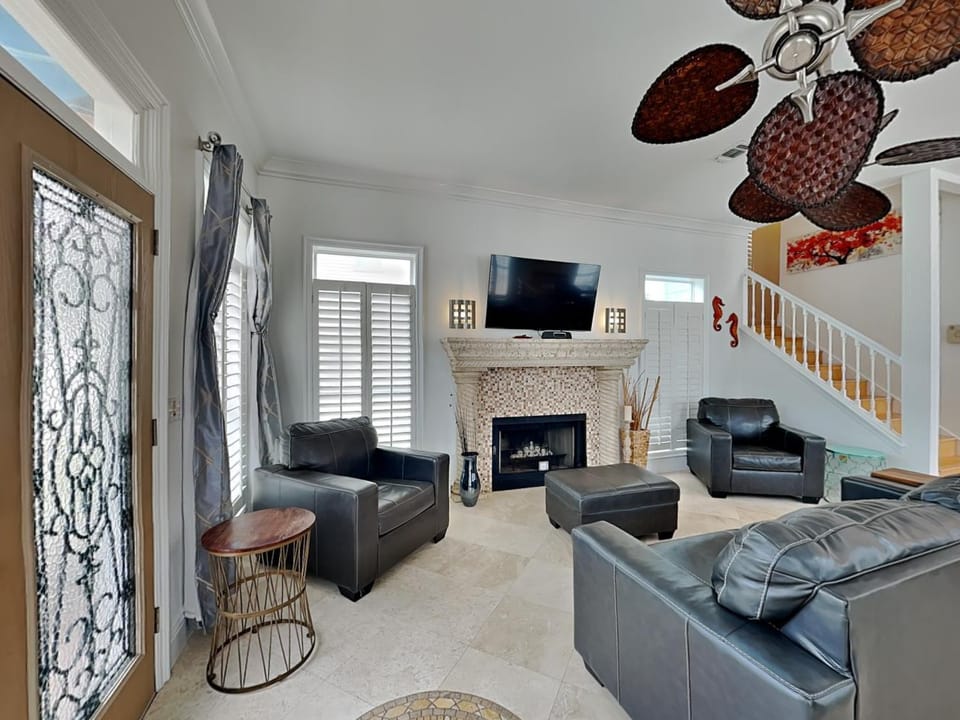 TV and multimedia, Living room, Seating area, fireplace, furniture