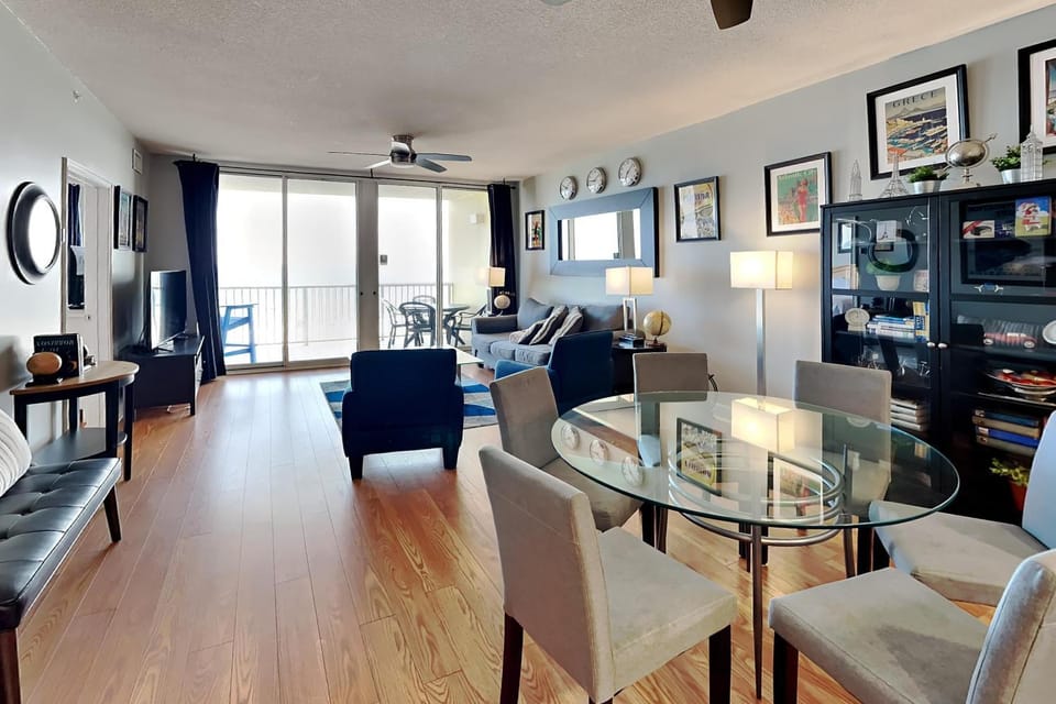 TV and multimedia, Balcony/Terrace, Living room, Seating area, Dining area, furniture