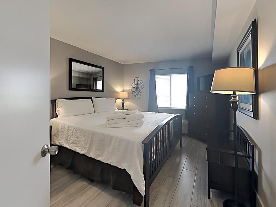 Bed, TV and multimedia, Bedroom, furniture, towels