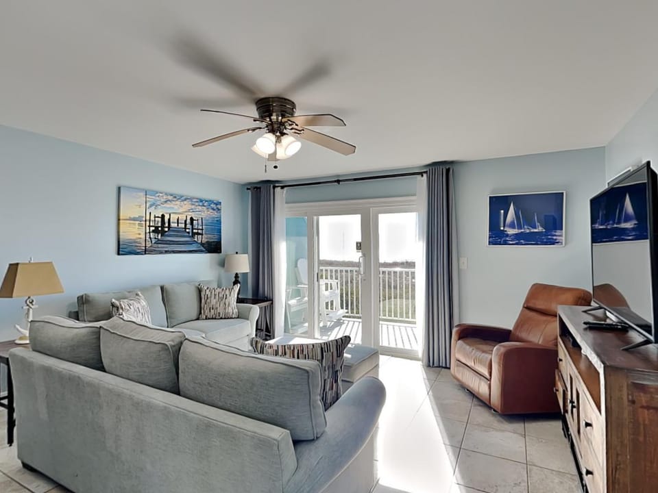 TV and multimedia, Balcony/Terrace, Living room, Seating area, furniture